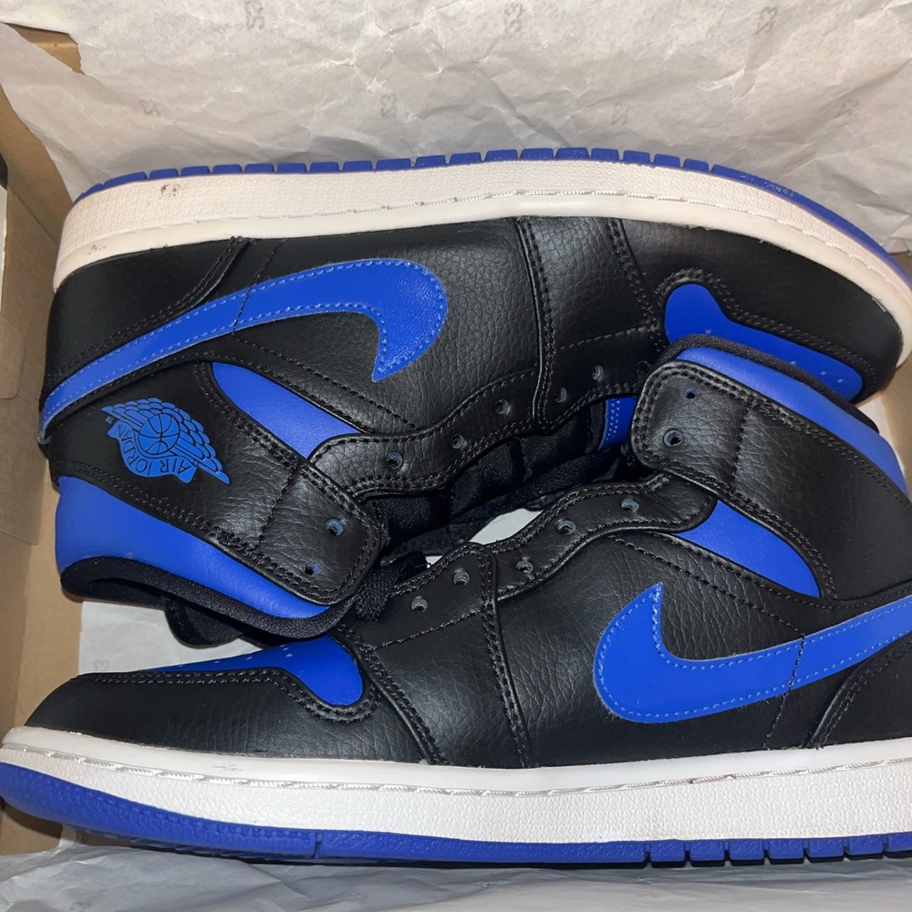 AIR JORDAN 1 MID SIZE 8M or 9.5W